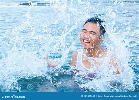 mösenspiel|Beim Mösenspiel spritzt das Wasser HD .